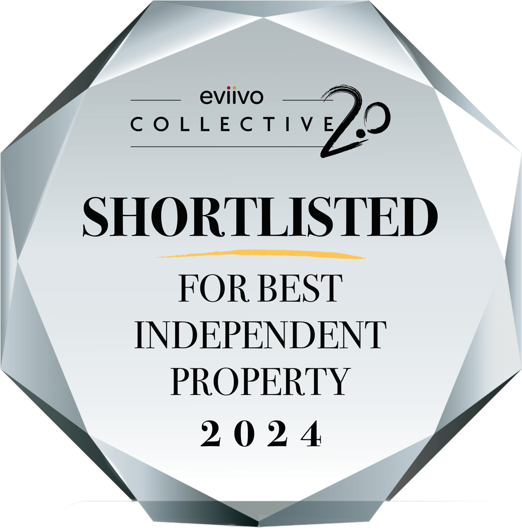 Achteckiges Abzeichen mit der Aufschrift "eviivo Collective 2.0 Shortlisted for Best Independent Property 2024".