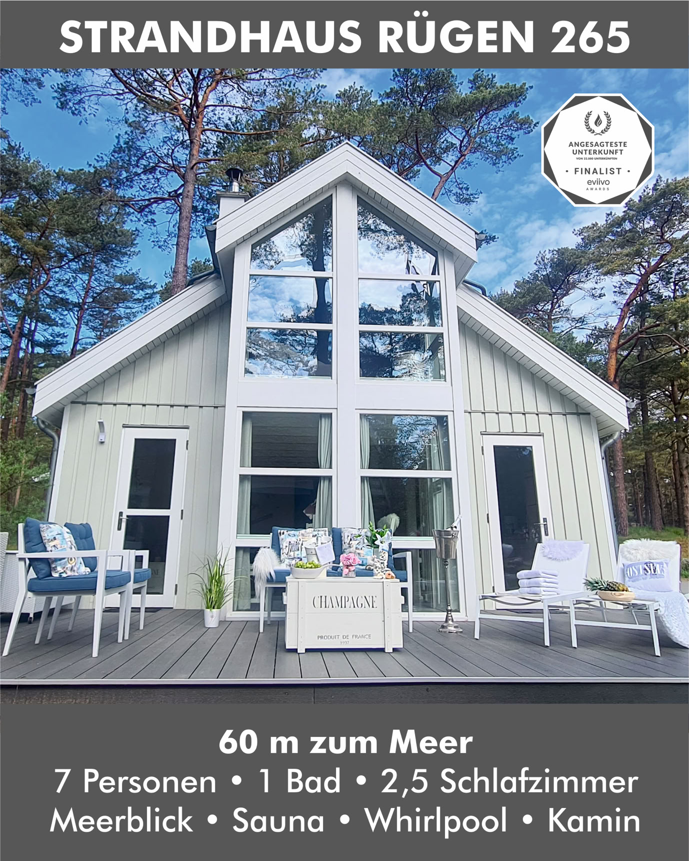 Ein modernes Strandhaus mit großen Fenstern, umgeben von Bäumen, mit Gartenmöbeln auf der Terrasse. Text oben und unten beschreibt das Haus als "Strandhaus Rügen 265" mit Details zur Kapazität und Ausstattung.