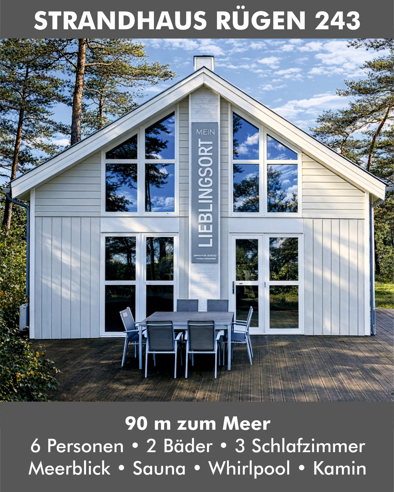 Weißes zweistöckiges Haus mit großen Fenstern, umgeben von Bäumen, mit einem Tisch und Stühlen auf der Terrasse. Text oben und unten beschreibt das Haus und seine Merkmale.